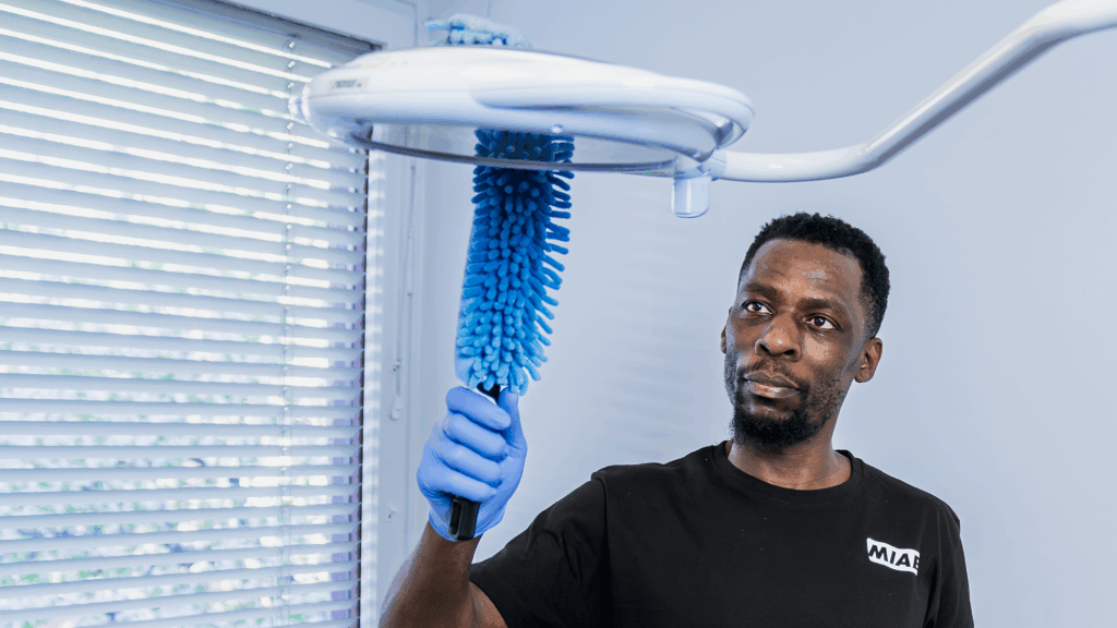 Bild som representerar hygienutbildning. Man som städar inom vård och omsorg.