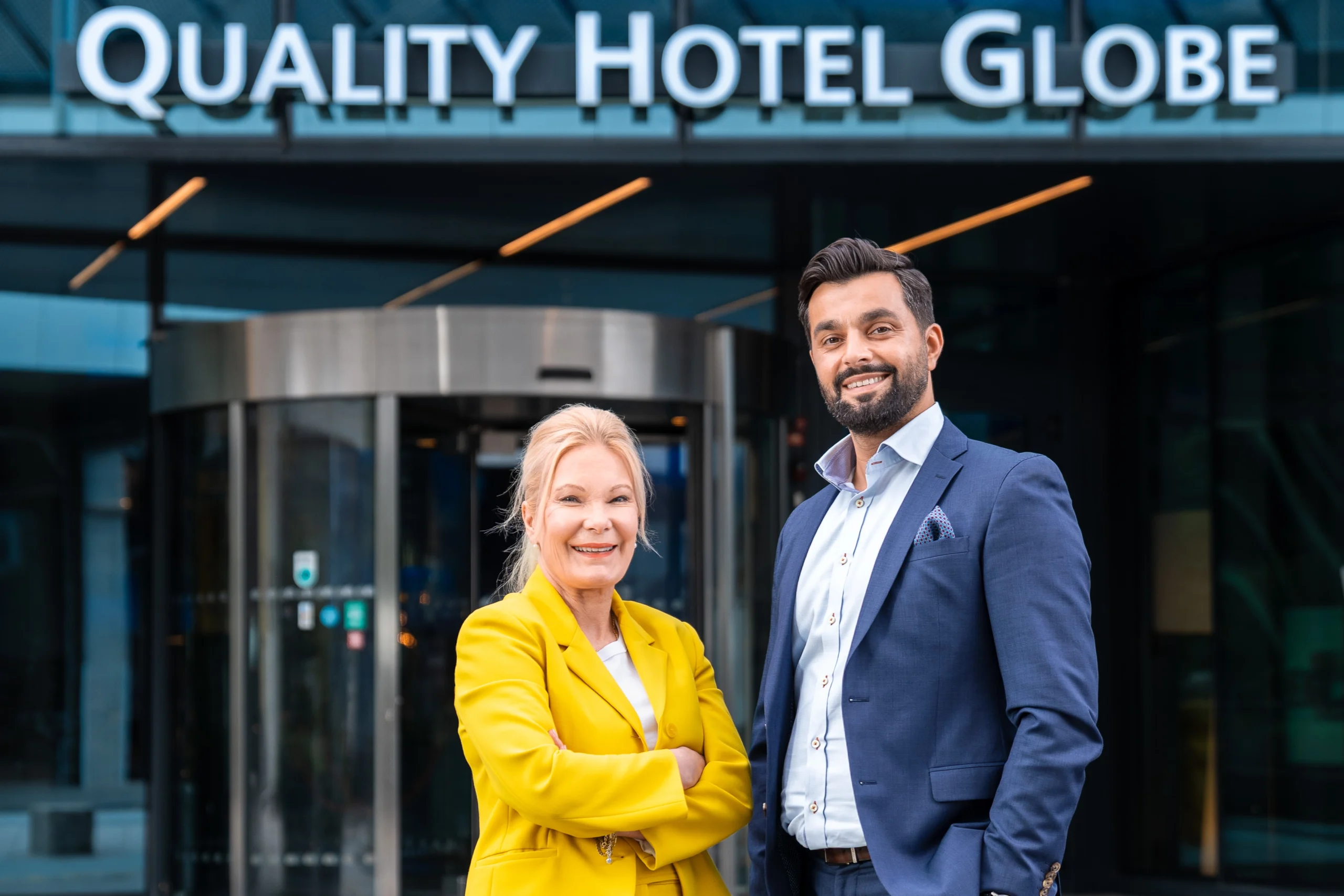 Kvinna och man utanför Quality Hotel Globe.
