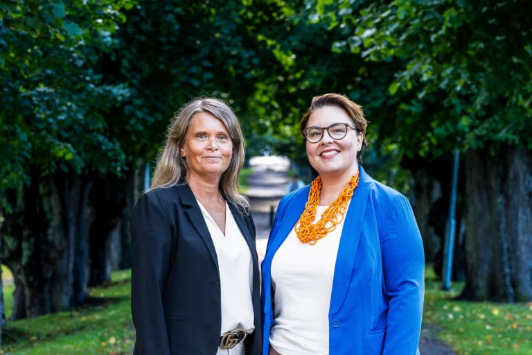 Bild som visar två anbudsspecialister på MIAB.