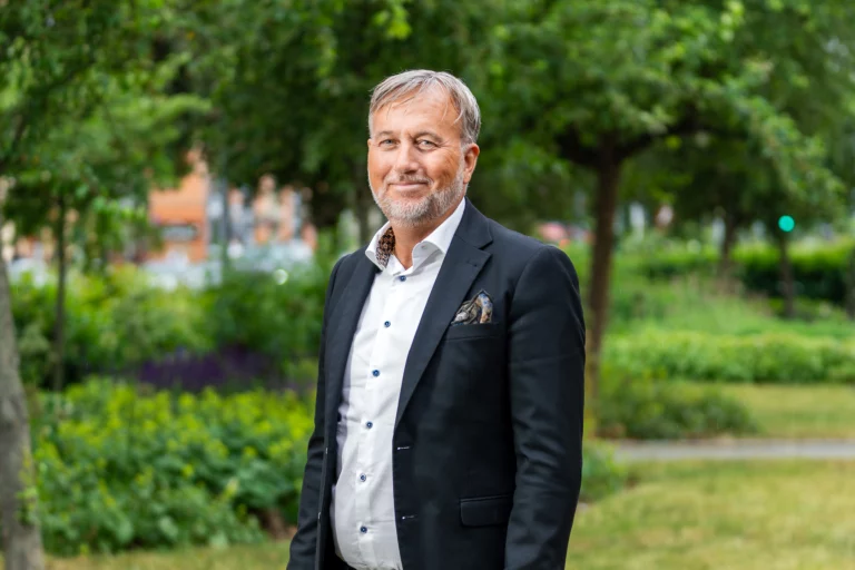 Bild på medarbetare på MIAB som har gått från försäljning till strategiskt ledarskap.